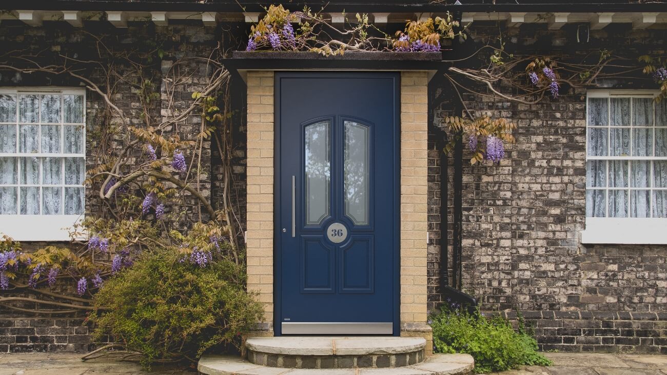 hochwertige blaue Haustür von Pirnar